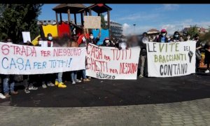 'Casa per tutti, in strada nessuno': la protesta dei braccianti della frutta di fronte al municipio di Saluzzo