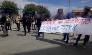 I braccianti bloccano il traffico in strada: momenti di tensione durante la protesta a Saluzzo