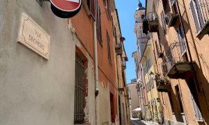 Cuneo, divelti nella notte i vasi dei dehors di via Dronero