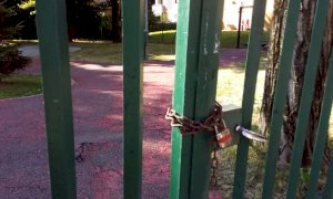 Cuneo, l’ingresso del parco giochi di via Ghedini chiuso con un lucchetto