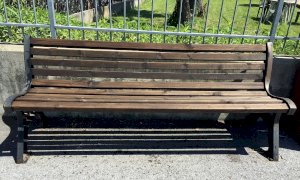 Gli ex detenuti ridipingono le panchine del centro di Busca