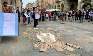 Cuneo, in via Roma il presidio per la scuola in presenza: ''Educazione e didattica non possono passare attraverso lo schermo di un computer''