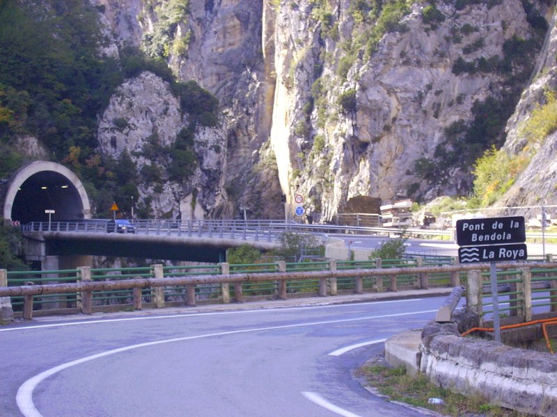 ‘Il divieto di transito dei mezzi pesanti sulla strada della val Roja discrimina gli italiani’