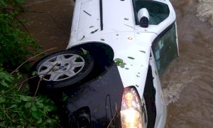 Finisce nel torrente con l’auto a Chiusa Pesio: salvataggio in extremis per una donna di 79 anni