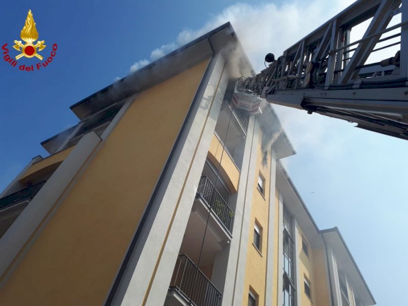 Incendio in appartamento a Fossano, evacuati una decina di alloggi