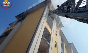 Incendio in appartamento a Fossano, evacuati una decina di alloggi