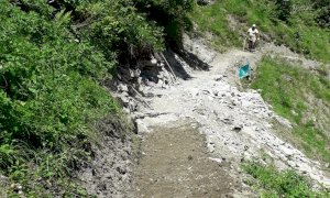 Intervento sul sentiero per i laghi Arbergh nell’alta val Grande di Palanfrè