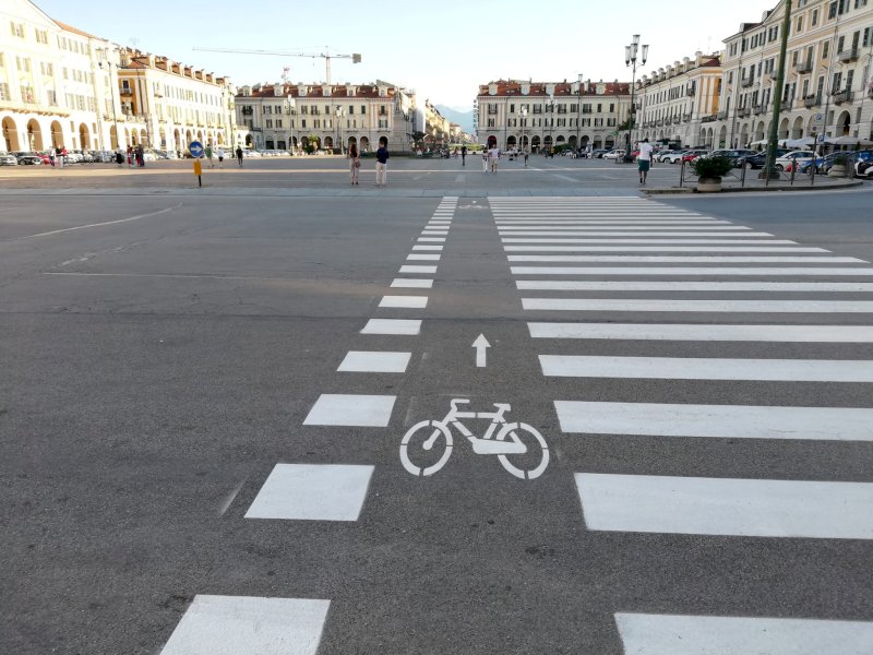 le biciclette possono attraversare sulle strisce pedonali