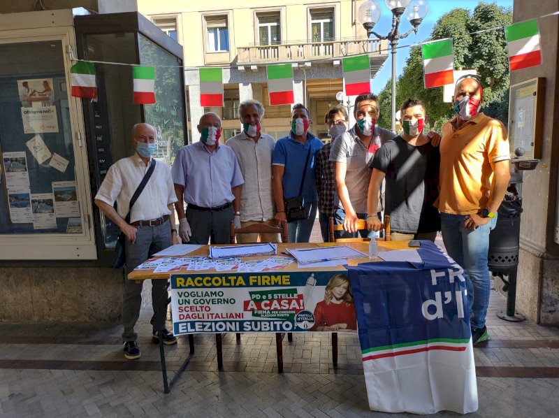 Fratelli d’Italia: ‘Un grande successo la raccolta firme contro il governo Conte’