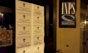 La macabra iniziativa di Casapound, spuntano necrologi davanti alle sedi INPS 