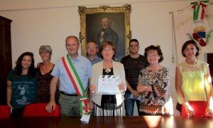 Tarantasca festeggia la maestra Marisa Osenda, in pensione dopo 32 anni nella locale scuola dell'infanzia