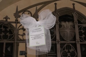 Fiocco bianco sotto i portici del Palazzo comunale 