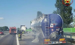 Camion a fuoco sull'autostrada Asti-Cuneo, intervento dei Vigili del Fuoco