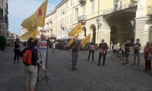 'L’immigrazione ci costa 5 miliardi all’anno, la corruzione 70': a Cuneo il sit-in di Radicali e Sardine