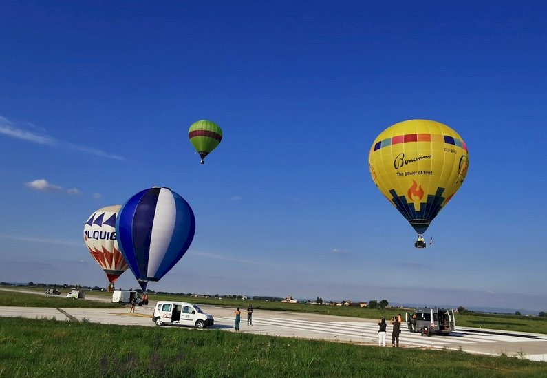 Sette mongolfiere si sono alzate dall'aeroporto di Levaldigi a 40 anni dalla nascita della scuola di volo