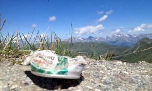 'Porta a casa i tuoi rifiuti': la campagna del Parco Alpi Marittime per sensibilizzare gli escursionisti