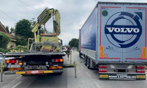 Incidente tra camion e auto poco dopo Confreria, bloccata la circolazione in via Vignolo