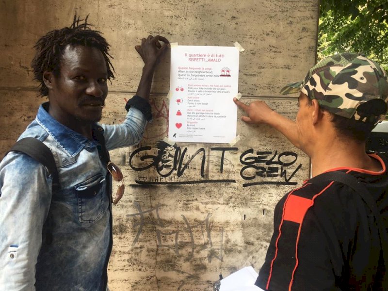 L’educazione civica appesa ai muri: tra corso Giolitti e via Silvio Pellico spuntano i ‘consigli’ ai passanti