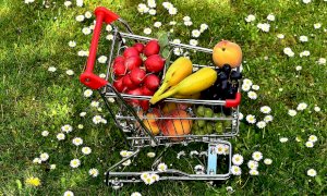 Frutta, volano i prezzi nel carrello della spesa: +8% anche nella Granda 