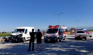 Tarantasca, furgone urta un'auto e finisce contro un palo