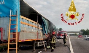 Rimorchio in fiamme al casello autostradale di Carrù, nessun ferito