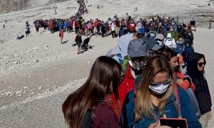 Montagne prese d'assalto, il Soccorso Alpino: 'Evitiamo che un ambiente così delicato possa subìre danni'