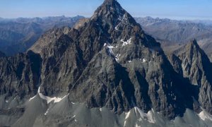 Scarica di sassi sulla parete est del Monviso, alpinista infortunata a un piede