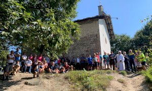 Rifreddo, celebrata la festa alla pittoresca cappella di San Bernardo