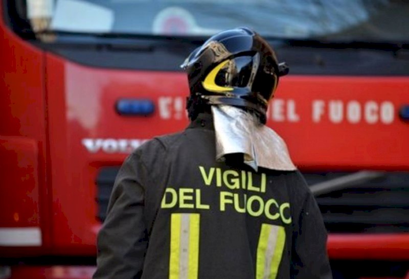 Busca, auto in fiamme in corso Umberto I: intervengono i Vigili del ...