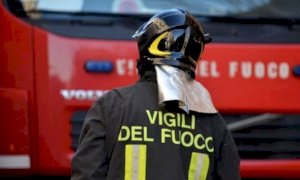 Busca, auto in fiamme in corso Umberto I: intervengono i Vigili del Fuoco