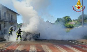 Auto prende fuoco a Monteu Roero, illesi gli occupanti