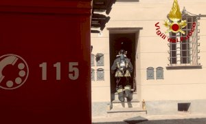 Busca, principio d’incendio su un balcone: interviene un vigile del fuoco fuori servizio