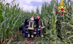 Esce di strada con l’auto e finisce in un campo: automobilista soccorso a Fossano