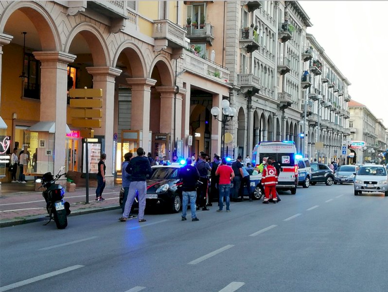 Per mezz’ora ostaggio in una gioielleria, la sequestratrice trasferita in carcere a Torino