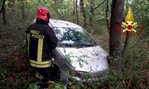 Auto fuori strada a Salmour, illesi il conducente e una bambina che viaggiava sul mezzo