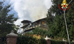 In fiamme il tetto di un’abitazione a Centallo, pompieri in azione (VIDEO)