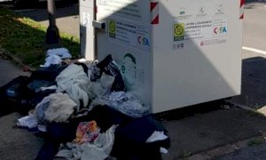 'I cassoni per la raccolta dei vestiti usati versano in condizioni indecorose'