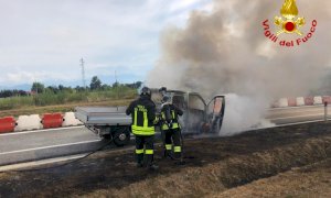 Cuneo, furgone in fiamme sul raccordo d'ingresso dell'autostrada 