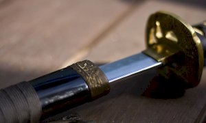 Accusò il compagno di averla picchiata e minacciata con una katana. In aula ritratta: ‘Ho inventato tutto’