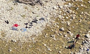 Immigrati costretti a bere e lavare i panni nello Stura, le immagini diffuse sui social