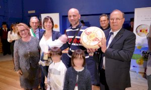 I Consorzi del Bra e del Raschera premiano a Scarnafigi i primi nati del 2019