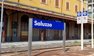 Alla stazione di Saluzzo treni sospesi, ma cartellonistica nuova. Calderoni: 'Ci prendono in giro?'