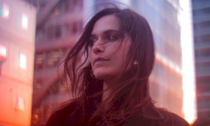 Stasera la cantautrice Erica Mou presenta il suo romanzo d'esordio al tendone di 'Zoe in città'