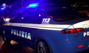 Al rientro dalle ferie trova in casa l'ex fidanzata con il nuovo compagno