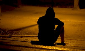 L’ex marito continua a seguirla ovunque, lei lo denuncia per stalking