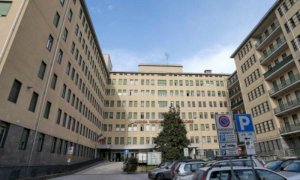 Auto fuori strada a Trinità: due feriti, uno è grave