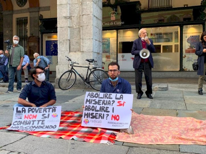 Cuneo, presidio permanente davanti al Comune contro l’ordinanza anti-bivacco del sindaco