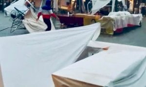 Saluzzo, il vento e la pioggia fermano 'Negozi in strada' (VIDEO)