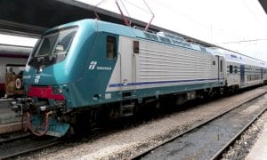 Diverbio tra il macchinista e alcuni ragazzi, il treno Torino-Savona fermo per quasi un'ora