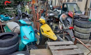 Nei pressi della sua officina oltre 150 motocicli in stato di abbandono, denunciato un meccanico